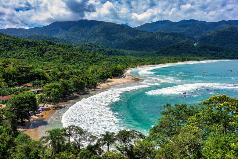 Ilhabela é um paraíso para avistar baleias