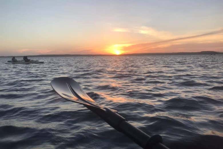 En kayak al atardecer