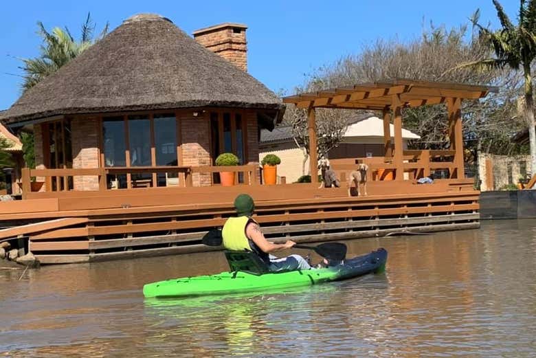 Pasando por las viviendas de madera de Imbé