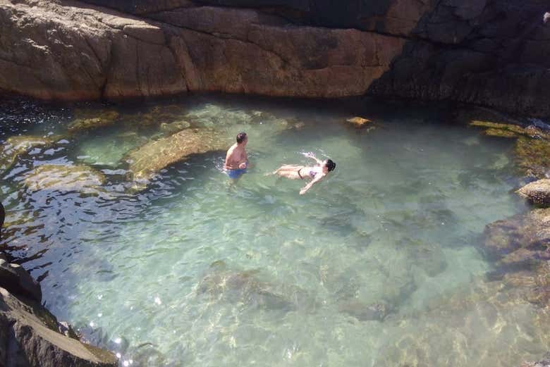 Relaxando na piscina natural