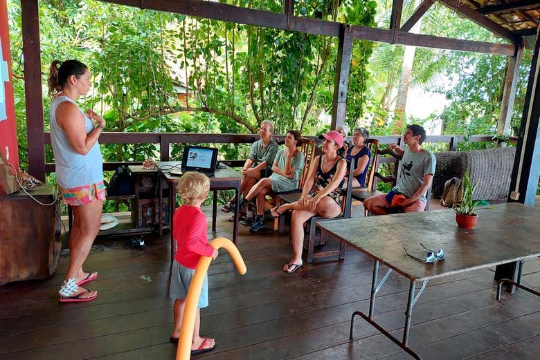 Escutando as explicações da guia sobre a baleia jubarte