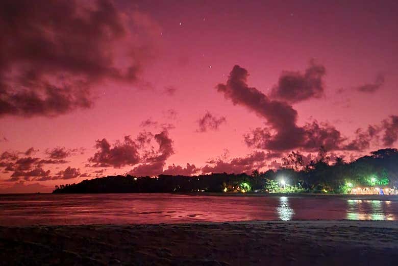 Panorâmica da praia com os primeiros raios de sol