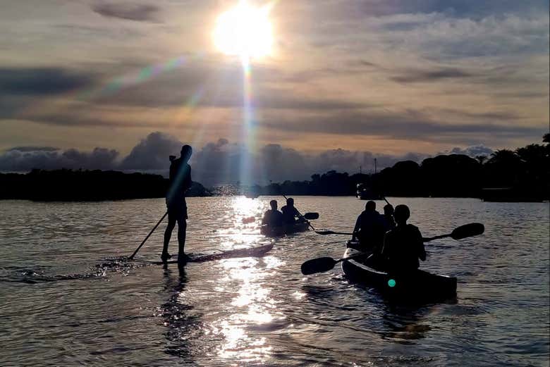 Paddle surf ao entardecer