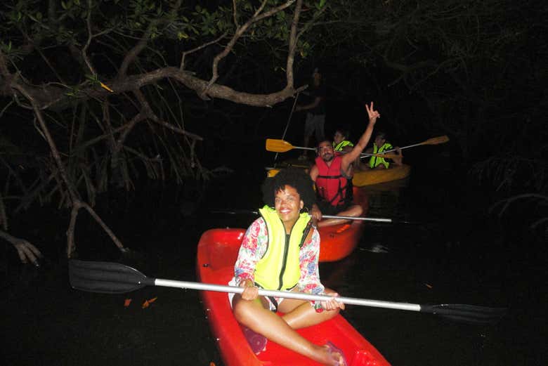 Remando tra le mangrovie al chiaro di luna