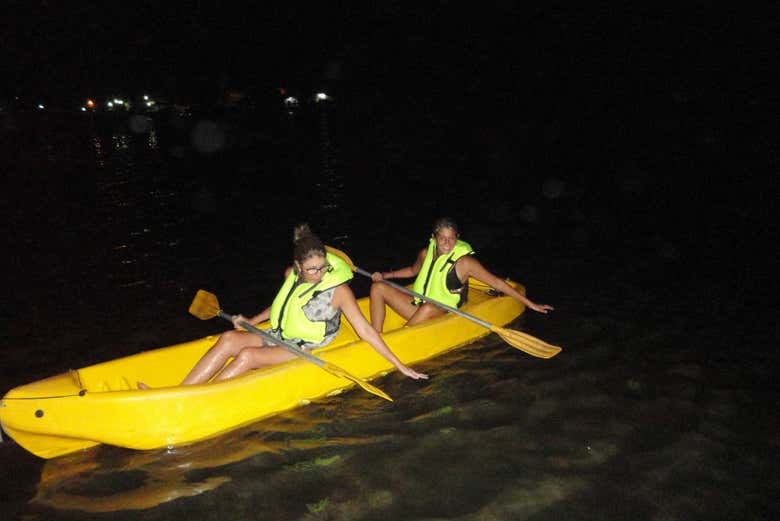 Disfrutando del tour nocturno en kayak