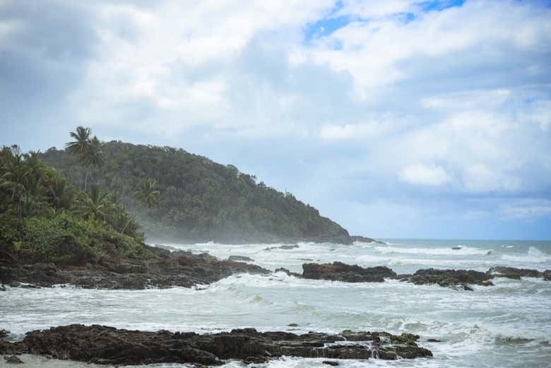 O mar agitado e as colinas ao fundo