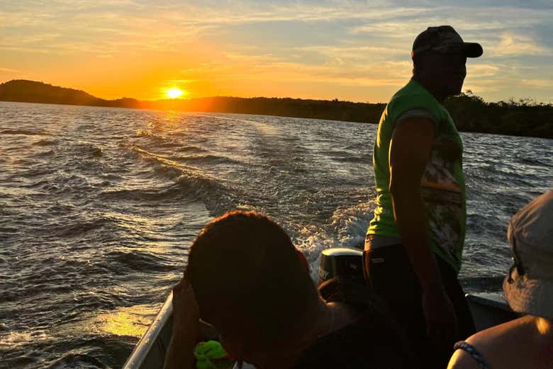 Vendo o pôr do sol da embarcação