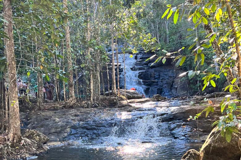 A queda da água sobre o rio
