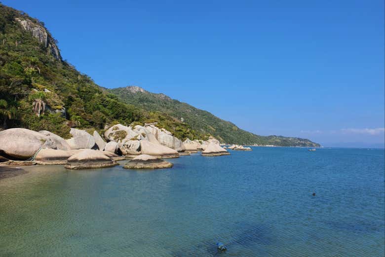 Formações rochosas na praia de Mariscal