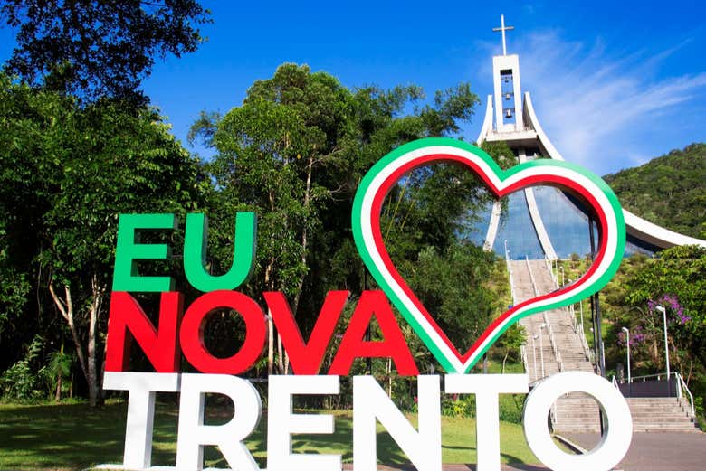 Cartel de bienvenida a Nova Trento