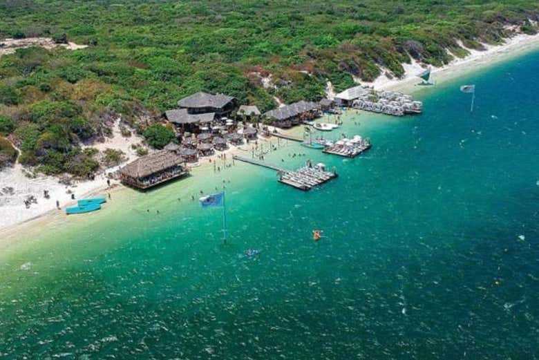 Águas esmeraldas da praia