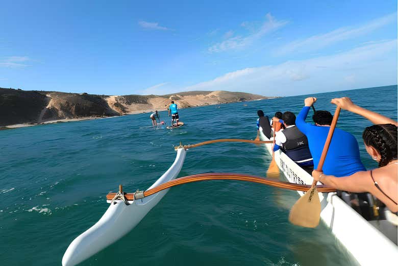 Remando en canoa polinesia por aguas de Jericoacoara
