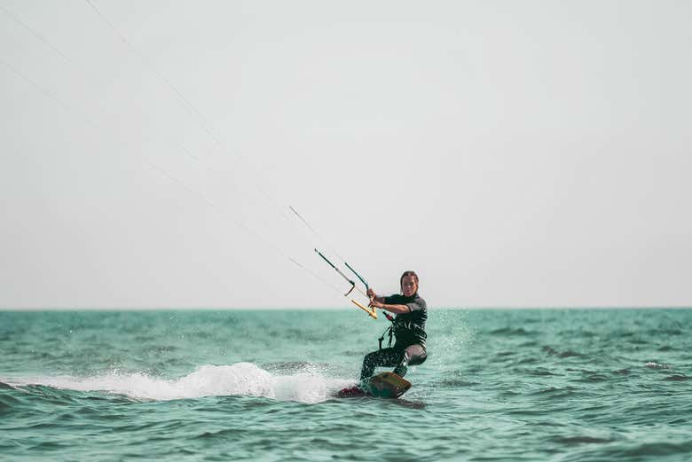 Praticando kitesurf na Praia do Préa