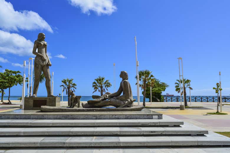 Esculturas na praia de Iracema