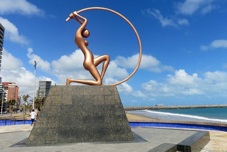 Estátua no passeio marítimo de Fortaleza