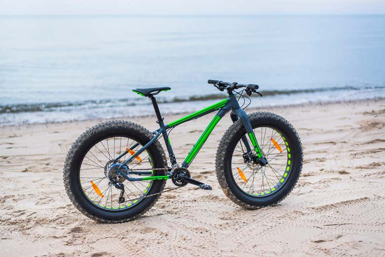 ¡Lo pasaréis genial pedaleando en fat bike sobre la arena!