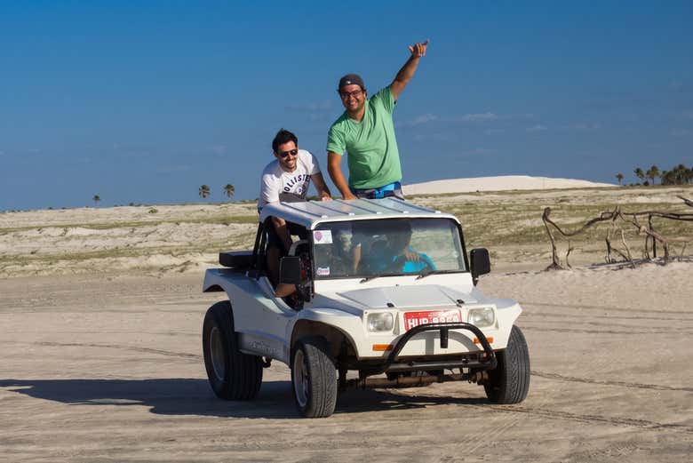 Desfrutando da costa de Jericoacoara de buggy