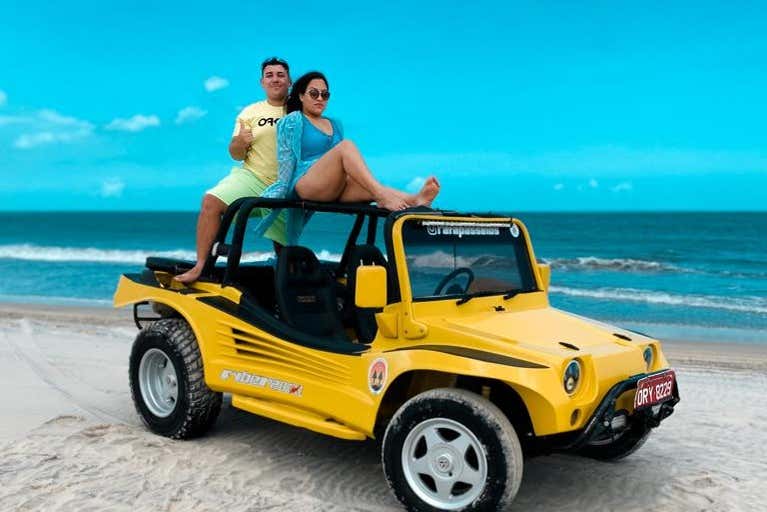 Disfrutando de la ruta a bordo de un buggy