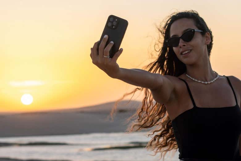 ¡Momento selfie al atardecer!