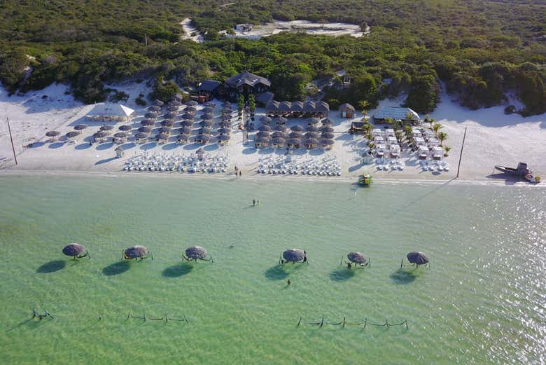Um dia relaxante no The Alchymist Beach Club