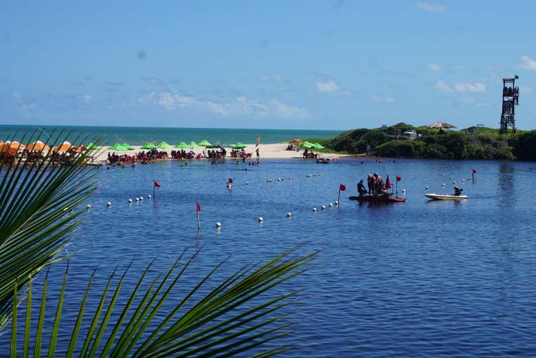 Las apacibles aguas de Praia Bela