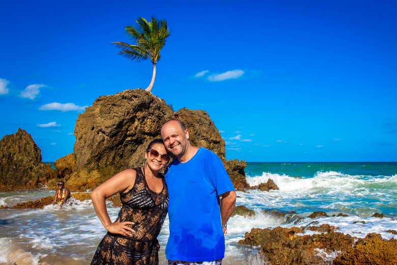 Casal desfrutando das paisagens
