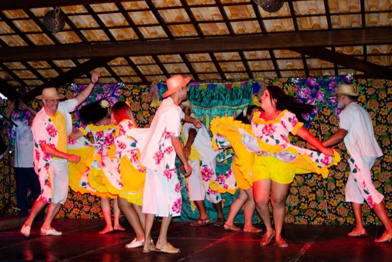 Los bailarines vistiendo los coloridos trajes típicos