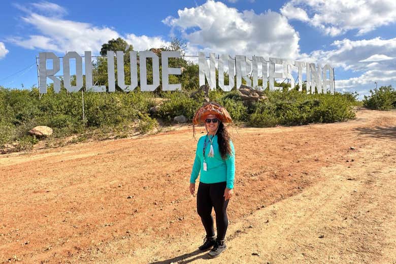 Una foto frente a las letras de Roliúde Nordestina