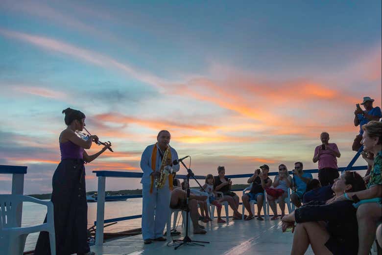 Apresentação musical durante o entardecer