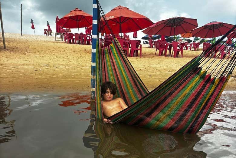 Você poderá relaxar nas espreguiçadeiras da praia
