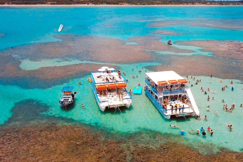 Boats visiting the beaches of mergulho