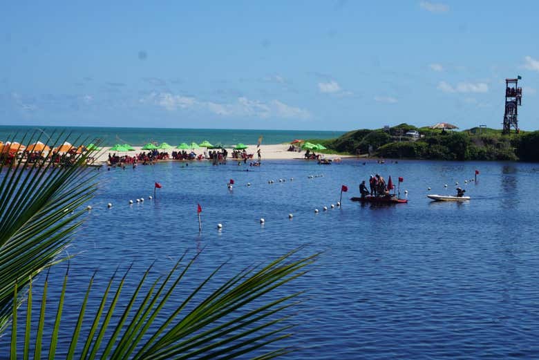 As águas calmas da Praia Bela