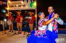 Paseo en barco con espectáculo folclórico