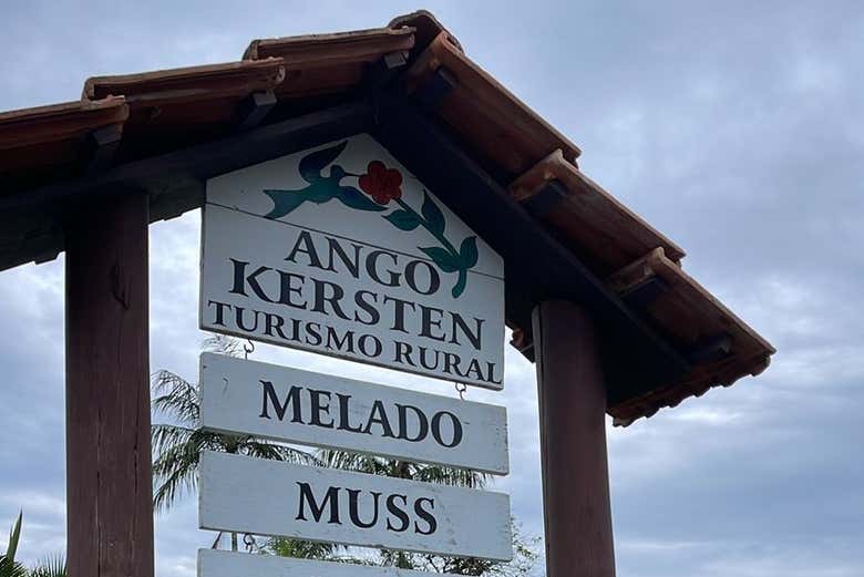 Placa da entrada da fazenda Ango Kersten