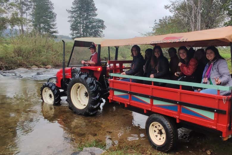 Atravessando o rio de trator