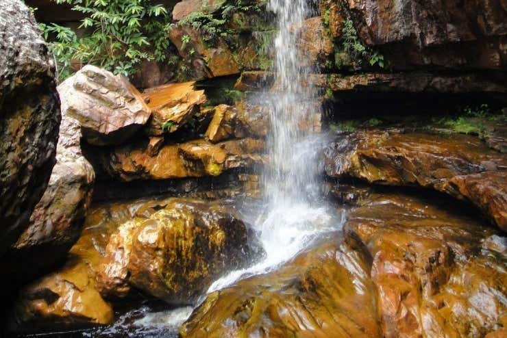 Caída de agua entre formaciones rocosas