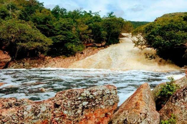 Formaciones de arenisca y cuarzo entre el río