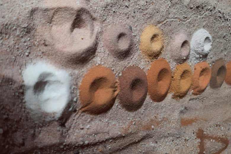 Las singulares arenas de colores de la región