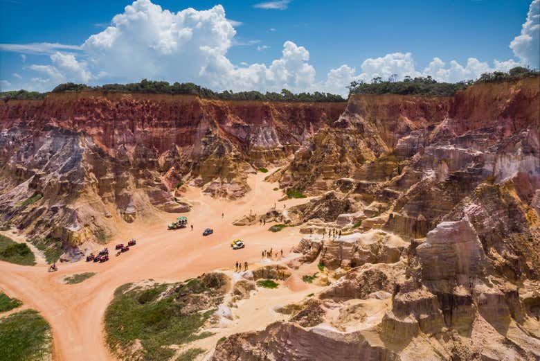 As impressionantes falésias da praia