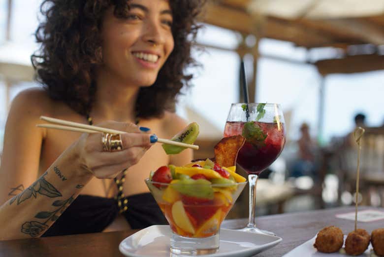 Desfrutando da comida no Hibiscus Beach Club