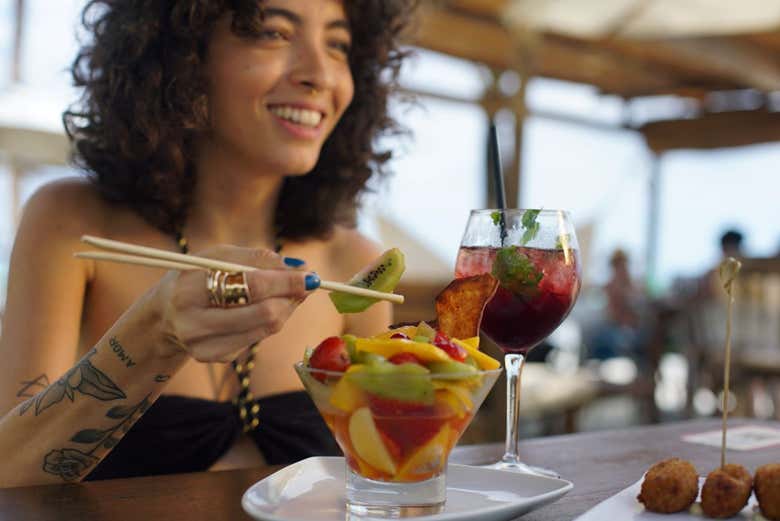 Disfrutando de la comida en el club de playa