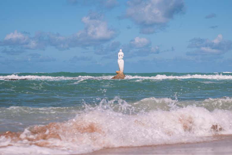 Escultura na praia da Sereia