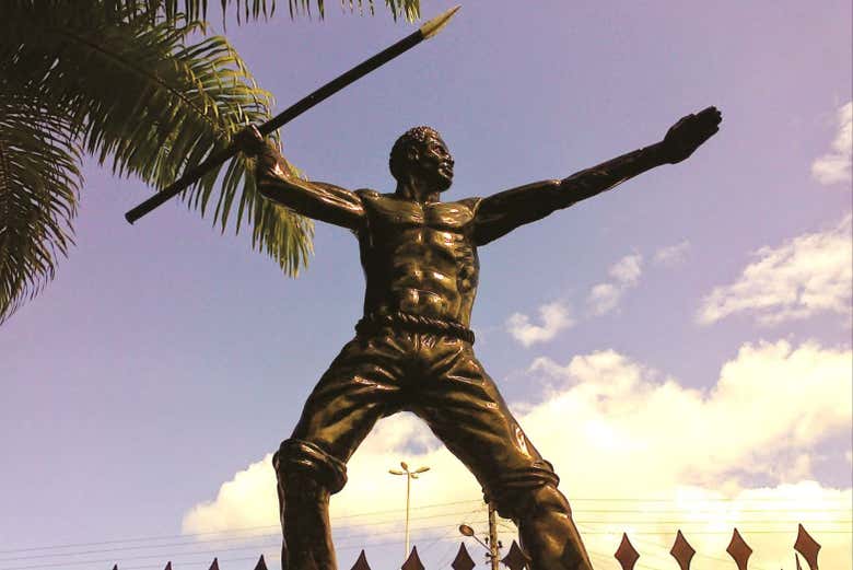 Estátua com uma lança