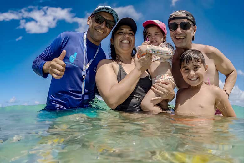 Una familia en la playa de Ponta do Mangue
