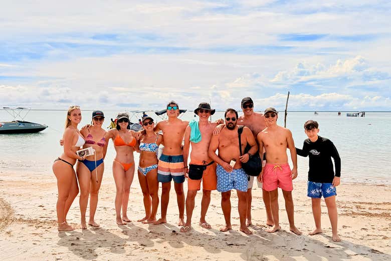 Un grupo de amigos en la playa de Ponta do Mangue