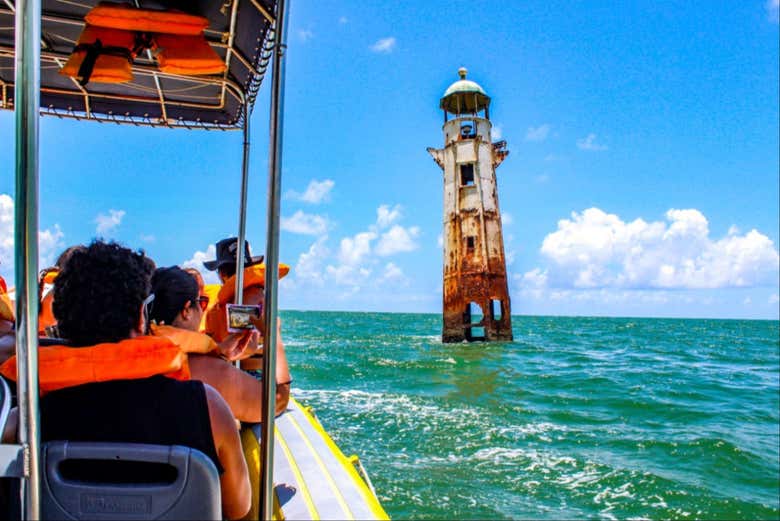 Un faro abandonado en la desembocadura del río