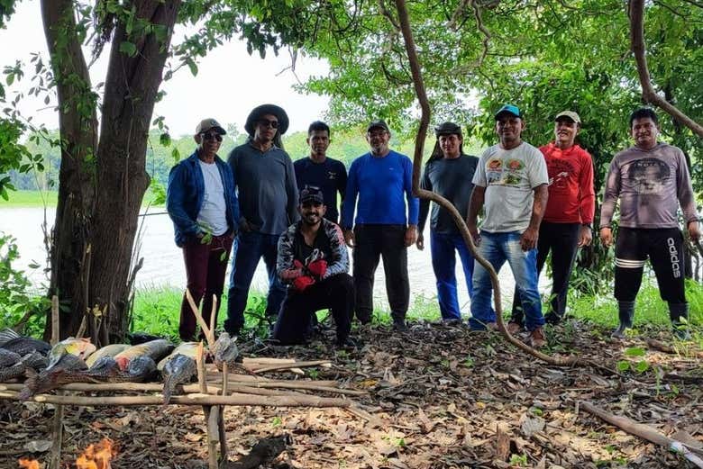 Disfrutando de la ruta de senderismo por la región amazónica