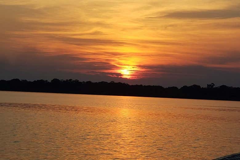 Paisajes al atardecer del río Solimões 
