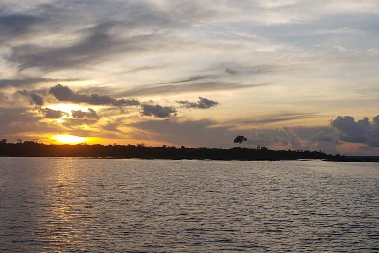 Puesta de sol sobre el río Solimões 