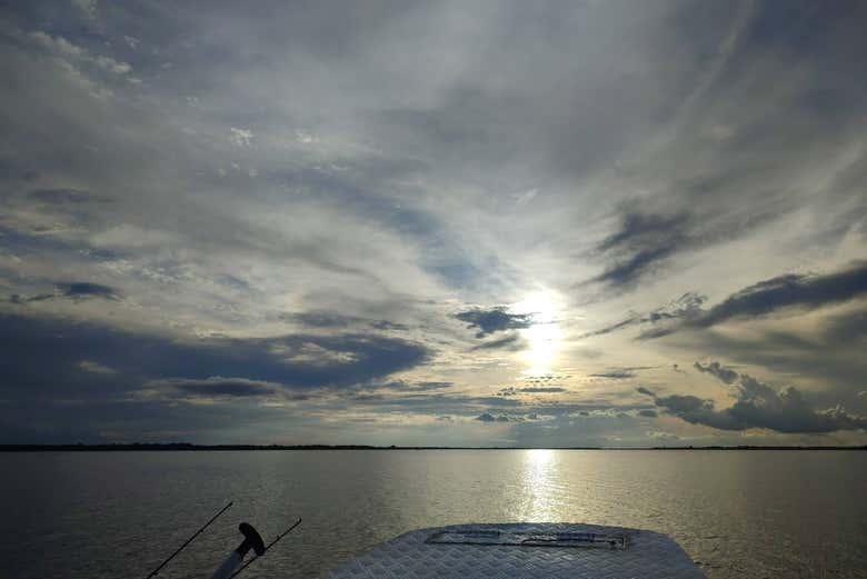 Despunta el día en el río Solimões 